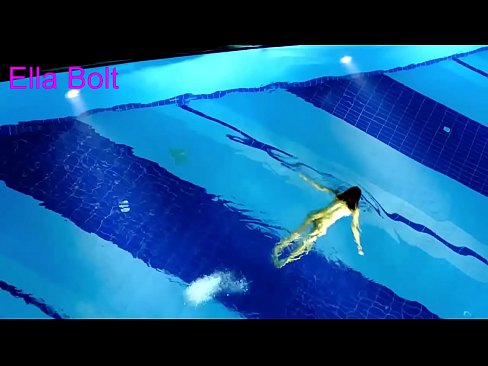 ❤️ मी पाहणे थांबवू शकत नाही, तरुण गोरा ELLA BOLT रिसॉर्ट पूलमध्ये नग्न पोहताना पकडला गेला ❤️❌  आमच्याकडे ❌